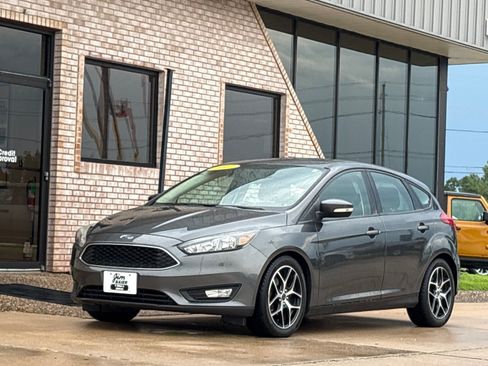 Used 2017 Ford Focus SEL w/ Cold Weather Package FWD image 1