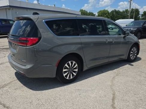 Used 2023 Chrysler Pacifica Touring-L FWD image 3