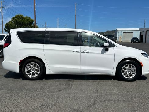 Used 2023 Chrysler Pacifica Touring-L FWD image 3
