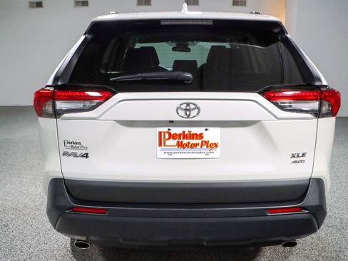 Used 2021 Toyota RAV4 XLE Premium image 8