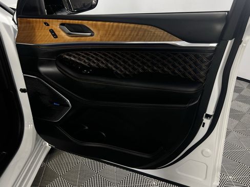 Used 2024 Jeep Grand Cherokee L Summit image 39