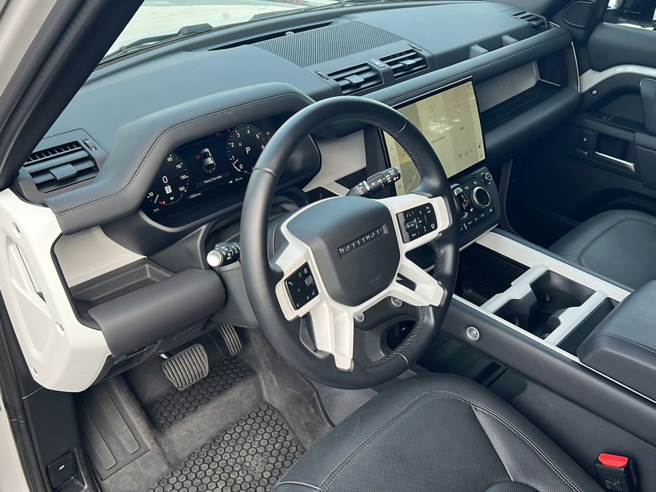 Used 2026 Land Rover Defender 110 X-Dynamic SE AWD/4WD image 4