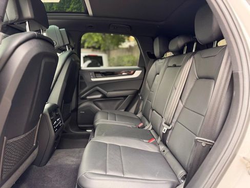 Used 2024 Porsche Cayenne AWD/4WD image 21