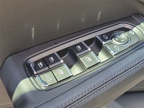 Certified 2025 Porsche Macan AWD/4WD image 18