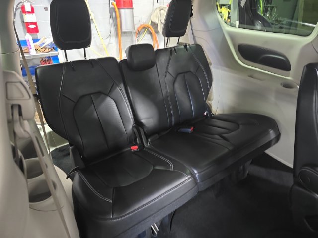 Used 2023 Chrysler Pacifica Touring-L FWD image 14