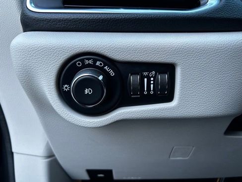 Used 2020 Chrysler Pacifica Limited w/ Tire & Wheel Group image 13