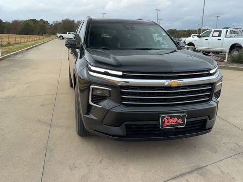 Used 2025 Chevrolet Traverse LT image 4