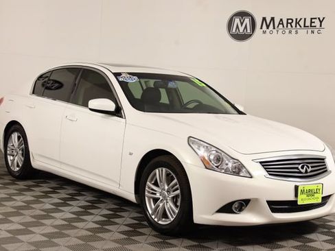 Used 2015 INFINITI Q40 w/ Navigation Package RWD image 1