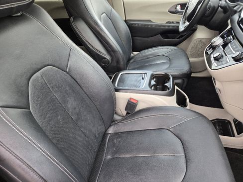 Used 2022 Chrysler Pacifica Touring-L w/ Uconnect Theater Family Group image 19