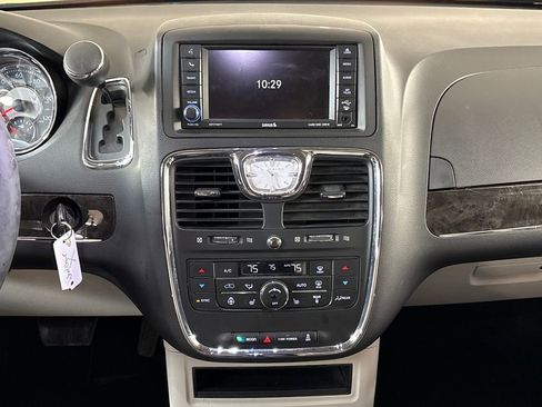 Used 2016 Chrysler Town & Country Touring w/ Driver Convenience Group image 33