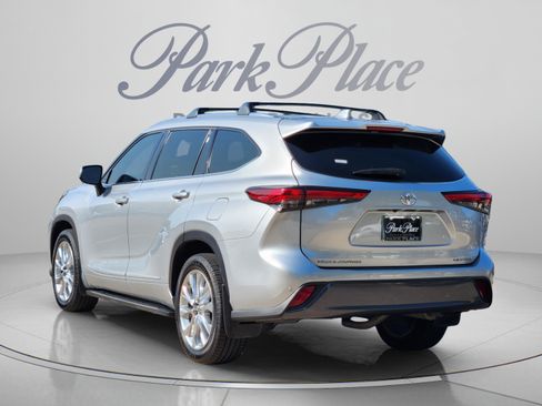 Used 2021 Toyota Highlander Limited FWD image 3
