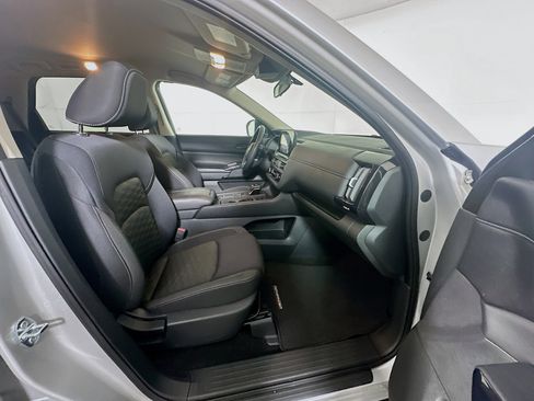 Used 2024 Nissan Pathfinder S image 30