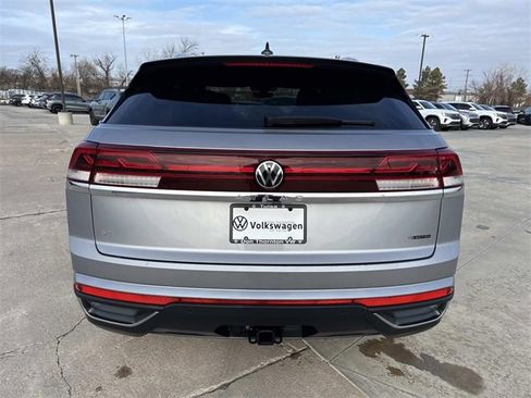 Certified 2025 Volkswagen Atlas Cross Sport SE image 3