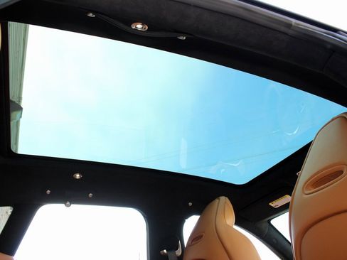 Used 2021 Aston Martin DBX image 23