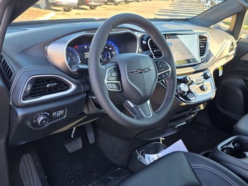 New 2026 Chrysler Pacifica Select image 7
