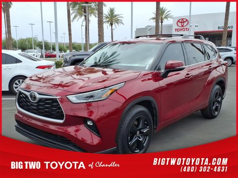 Used 2021 Toyota Highlander LE FWD image 1