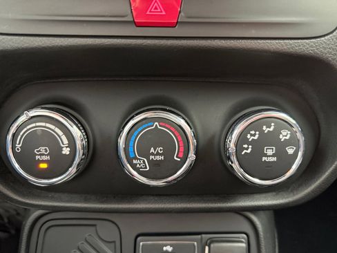 Used 2016 Jeep Renegade 75th Anniversary image 11