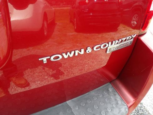 Used 2010 Chrysler Town & Country Touring w/ Entertainment Group #2 FWD image 6