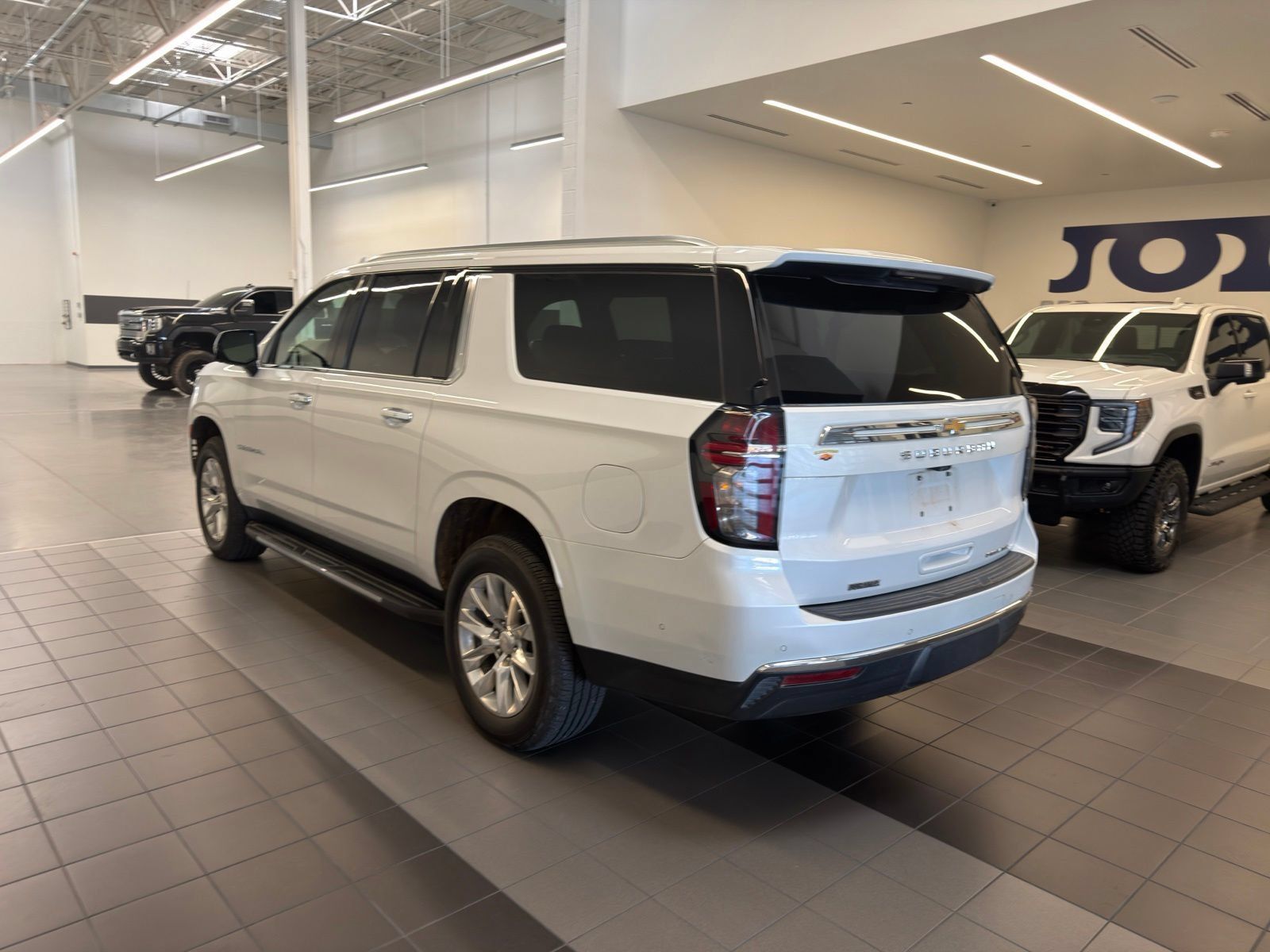 Used 2023 Chevrolet Suburban Premier w/ Advanced Technology Package AWD/4WD image 2