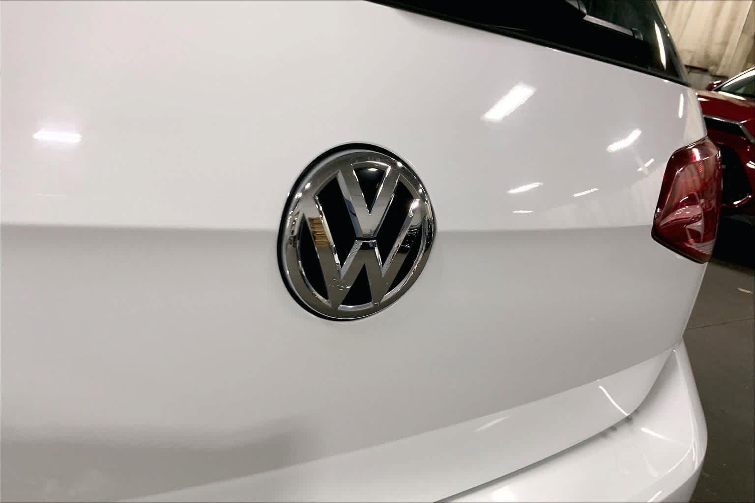Used 2021 Volkswagen GTI SE FWD image 10