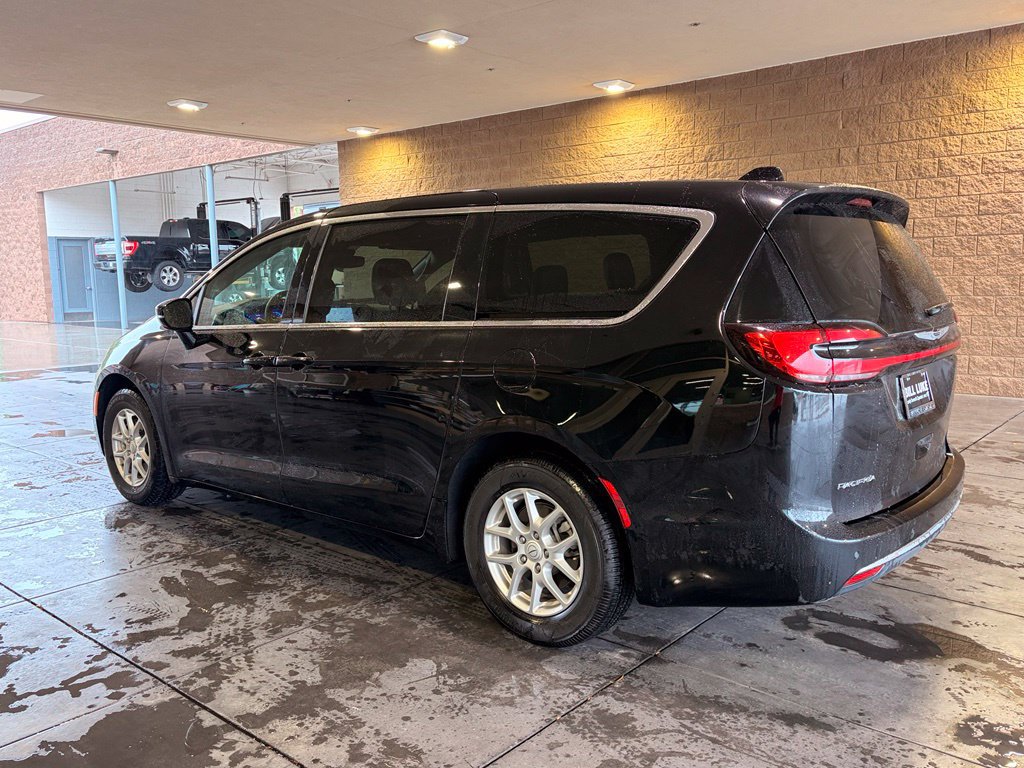 Used 2025 Chrysler Pacifica Select FWD image 9