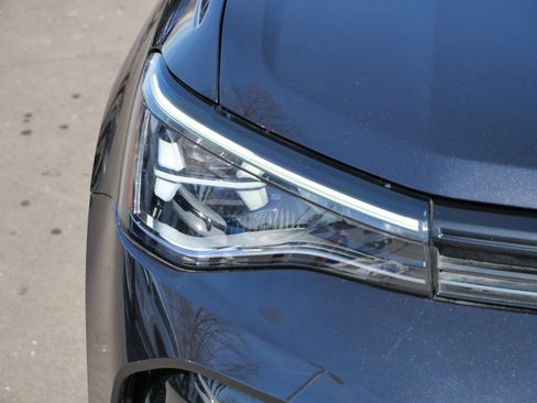 Certified 2025 Volkswagen Taos SE image 16