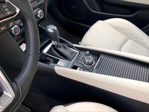 Used 2018 MAZDA MAZDA3 Grand Touring w/ Premium Equipment Package FWD image 17