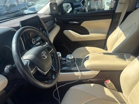 Used 2021 Toyota Highlander XLE AWD/4WD image 11