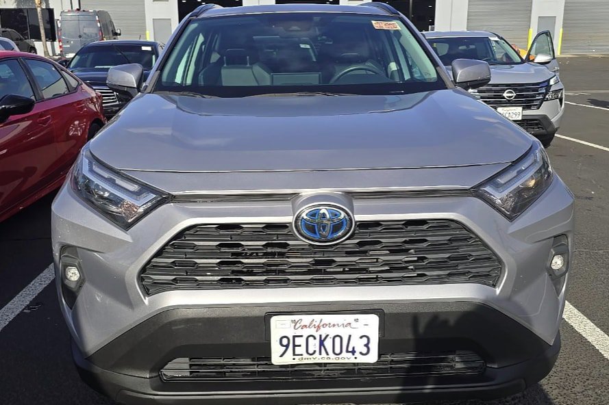 Used 2022 Toyota RAV4 XLE Premium AWD/4WD image 4