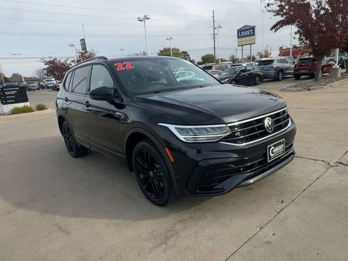 Used 2022 Volkswagen Tiguan SE R-Line image 2