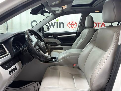 Used 2019 Toyota Highlander XLE AWD/4WD image 25