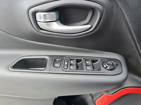 Used 2023 Jeep Renegade Latitude w/ Sun/Sound Group AWD/4WD image 29