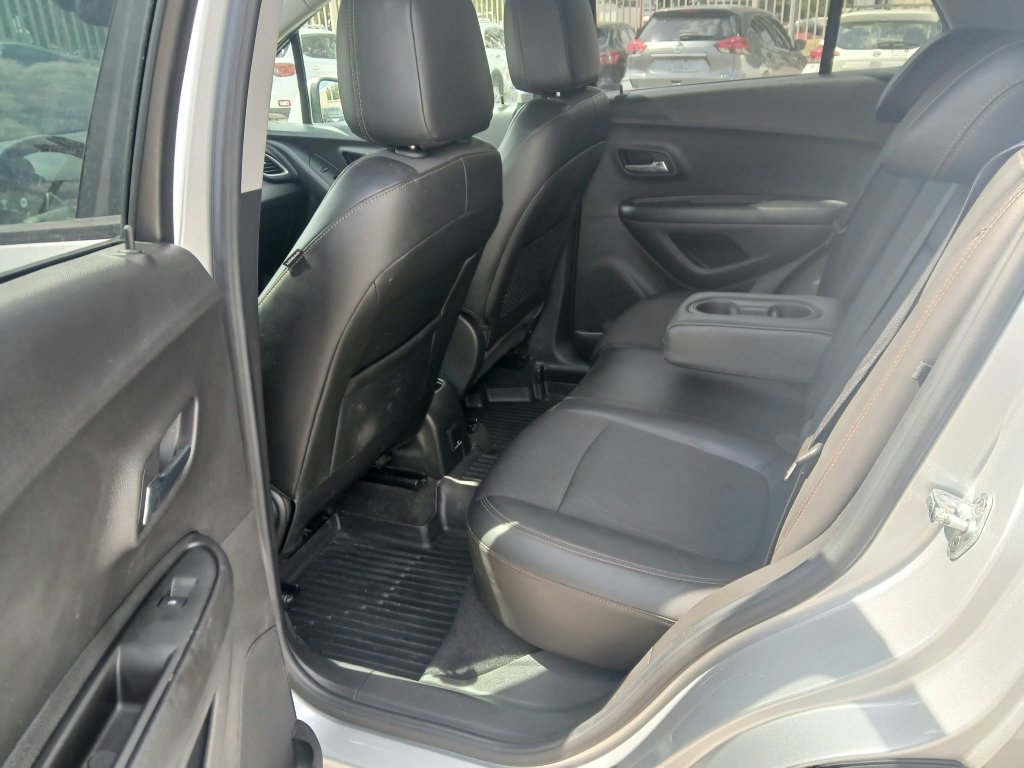 Used 2021 Chevrolet Trax LT w/ LT Convenience Package FWD image 11