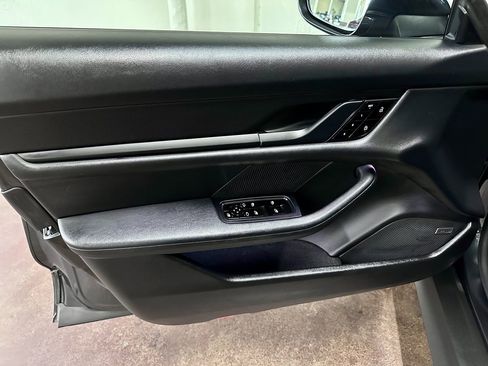 Used 2021 Porsche Taycan image 9