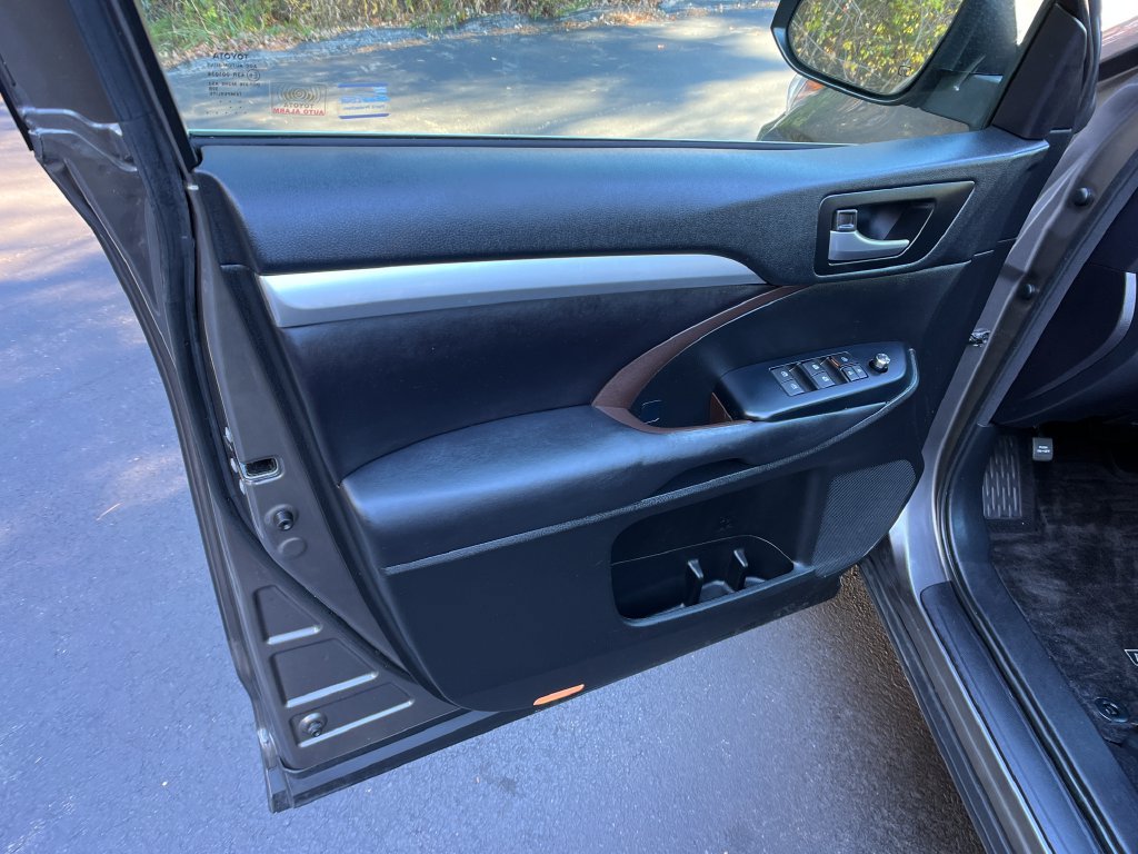 Used 2017 Toyota Highlander XLE w/ Carpet Mat Package AWD/4WD image 11