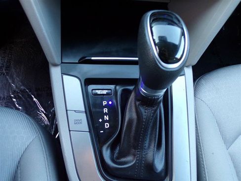 Used 2017 Hyundai Elantra SE image 34