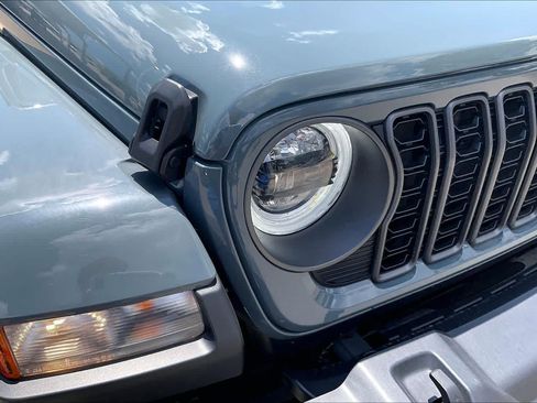 Used 2025 Jeep Gladiator Sport w/ Premium Package AWD/4WD image 52