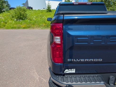 Used 2023 Chevrolet Silverado 1500 LT AWD/4WD image 17