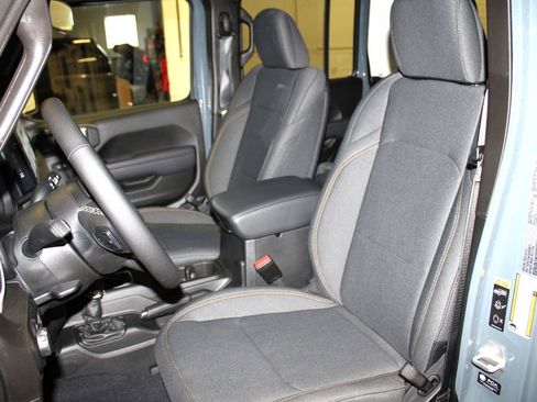 New 2025 Jeep Gladiator Sport image 28