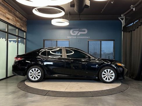 Used 2019 Toyota Camry LE w/ Convenience Package FWD image 2