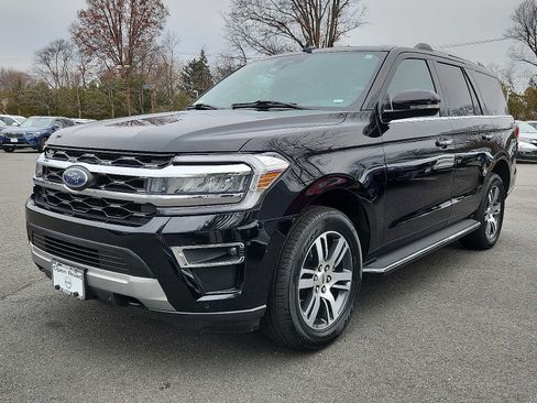 Used 2023 Ford Expedition Limited image 3