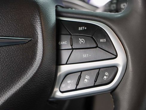 Used 2023 Chrysler Pacifica Touring-L image 14