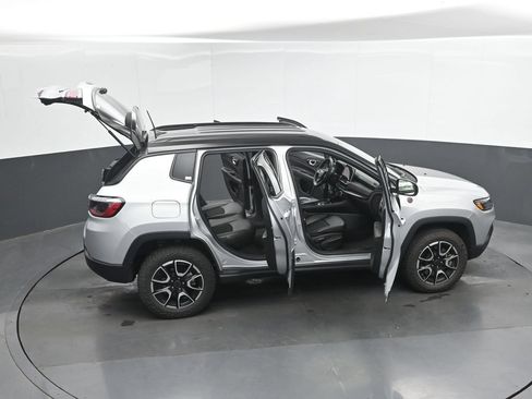 Used 2025 Jeep Compass Trailhawk w/ Trailer Tow Group AWD/4WD image 50