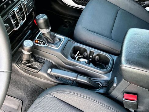 Used 2023 Jeep Gladiator Sport AWD/4WD image 17