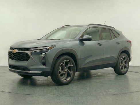 Used 2025 Chevrolet Trax LT image 3