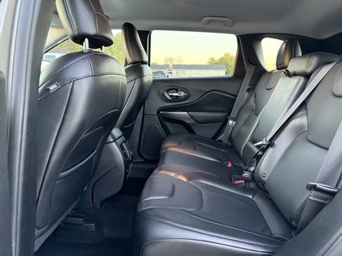 Used 2019 Jeep Cherokee Limited image 11