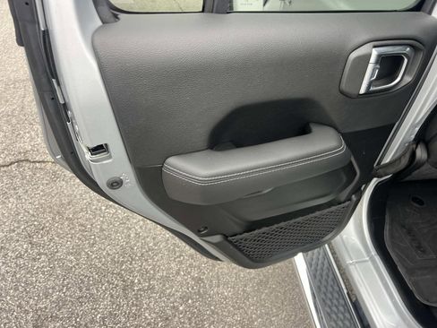 Used 2023 Jeep Gladiator Overland w/ Trailer Tow Package image 21