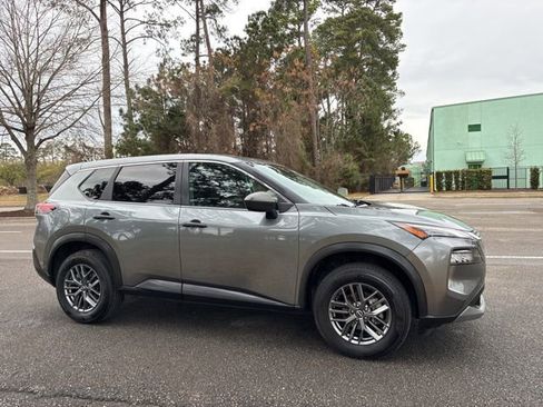 Used 2023 Nissan Rogue S image 2