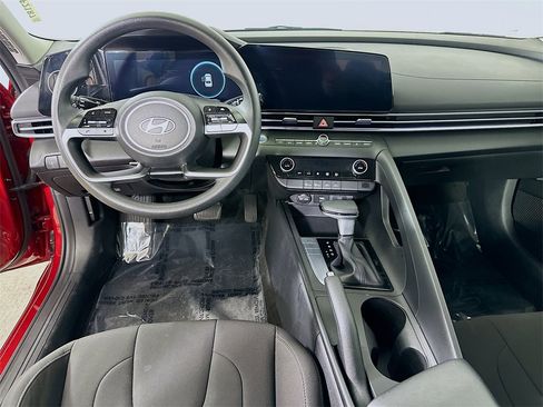 Used 2024 Hyundai Elantra SEL image 17