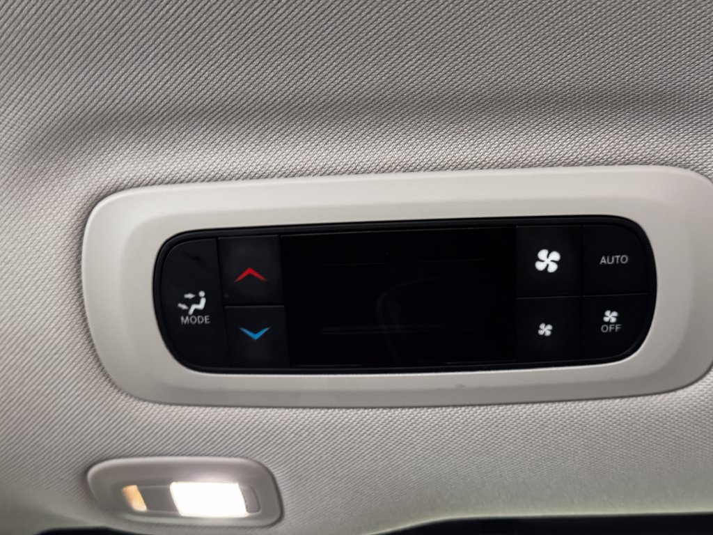 Used 2024 Chrysler Pacifica Limited FWD image 39